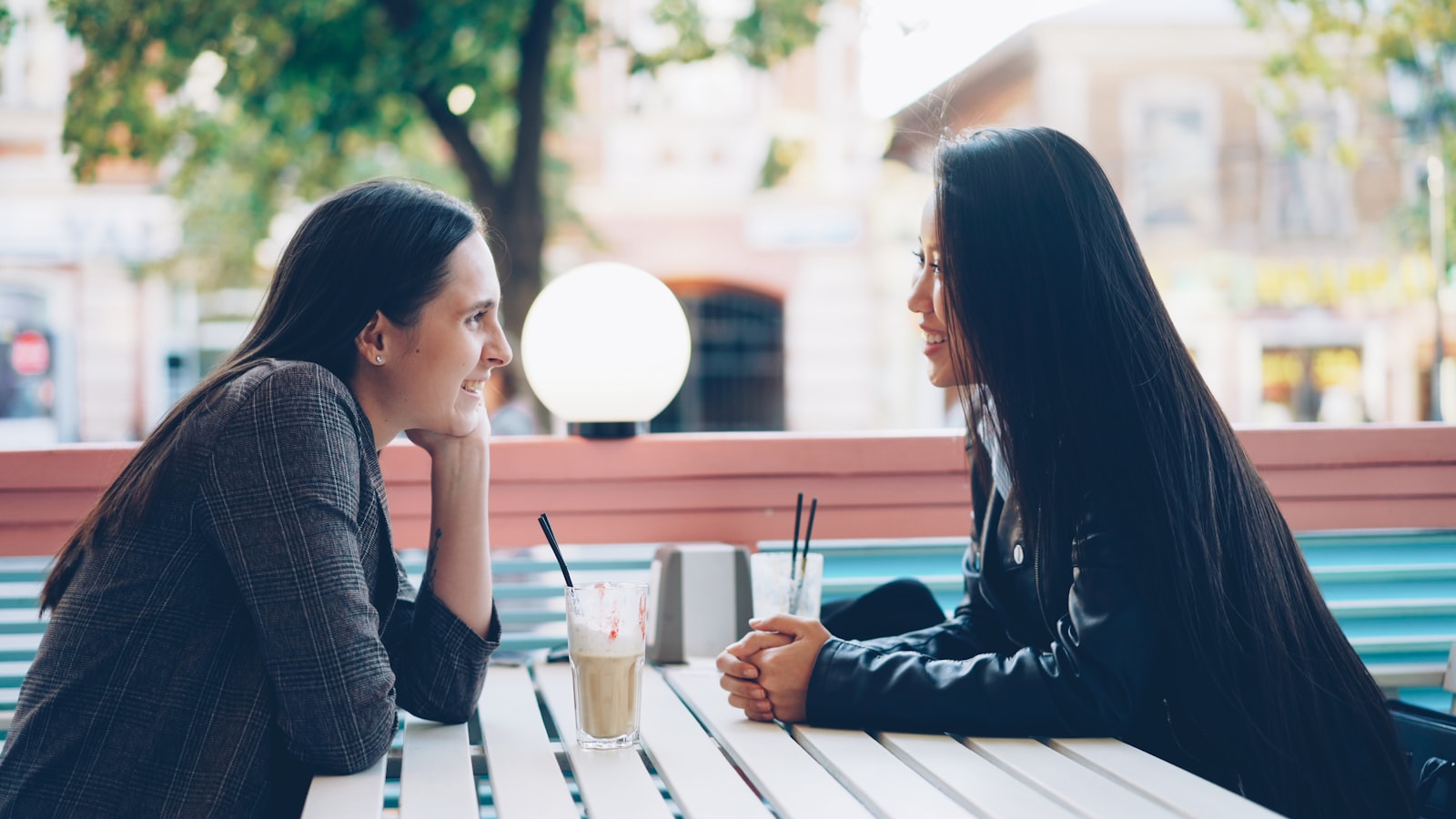Dos personas hablando con calma en una terraza